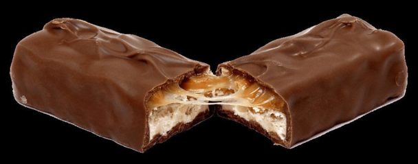 Обычный батончик Snickers как альтернатива спортивному питанию